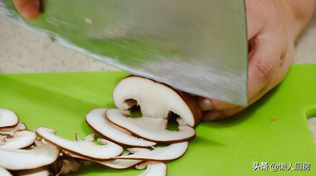 炒冬菇怎么做，冬菇怎么做好吃（炒菜再也不加味精了）