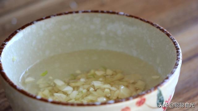 蒜蓉金针菇怎么做，蒜蓉金针菇的制作方法及步骤图示（蒜蓉金针菇的蒜蓉酱是关键）