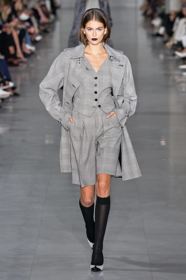 腿粗穿什么短裤，腿粗应该穿什么样的短裤（显瘦竟靠一条“大短裤”）