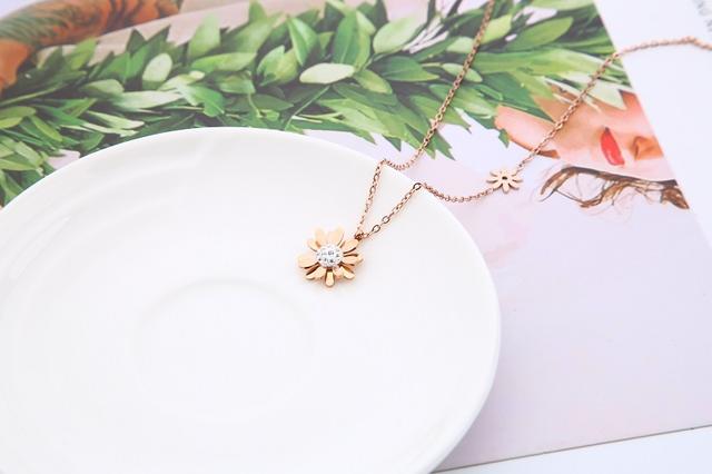 钛钢的饰品会掉色吗，20多块钱的饰品是真钛钢吗（宸俊饰品告诉大家不锈钢饰品耐腐蚀到底强不强）