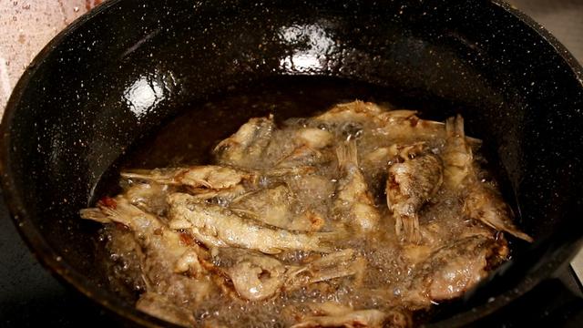 炸鱼的面糊怎么调，炸鱼的面糊如何做才能酥脆（炸鱼时，有人用淀粉有人用面粉）