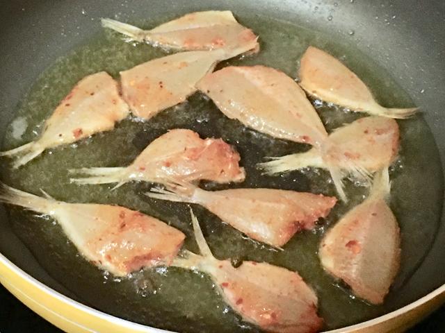 扒皮鱼正宗做法，美味香酥的油煎剥皮鱼