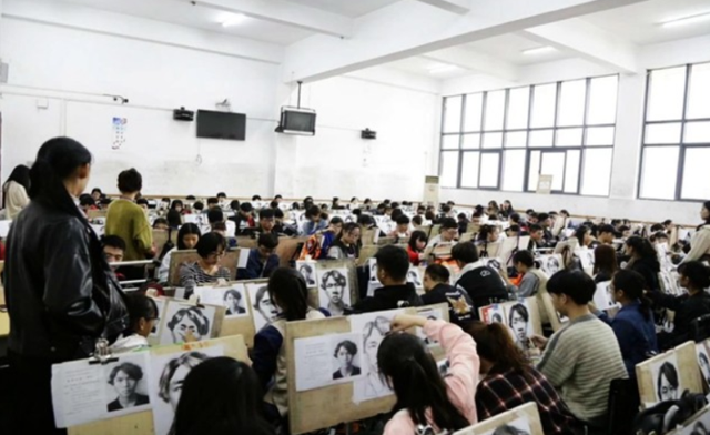 学士服里面穿什么衣服好看，让学士服穿得好看（美院“四大顶流”学士服PK）