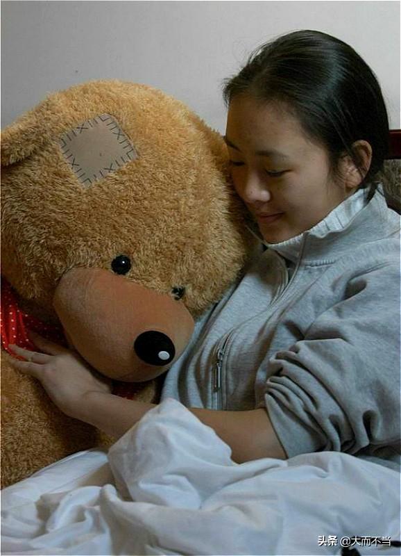 刚拿“视后”就翻车，童瑶不堪往事被扒，被张默暴打事出有因