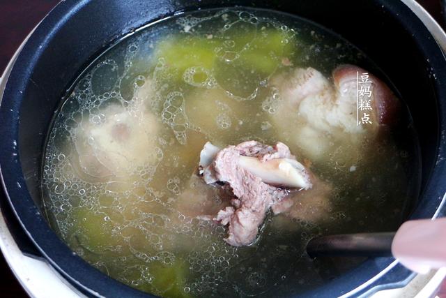 苦瓜排骨汤，苦瓜排骨汤怎么炖不苦（苦瓜排骨汤的做法）