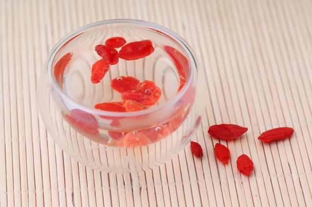 枸杞子有什么功效，每天吃几个枸杞子有什么功效（身体能得到5个好处）