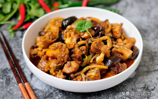 爆炒鸡肉做法，爆炒鸡肉的做法大全 视频（味道香浓很下饭）