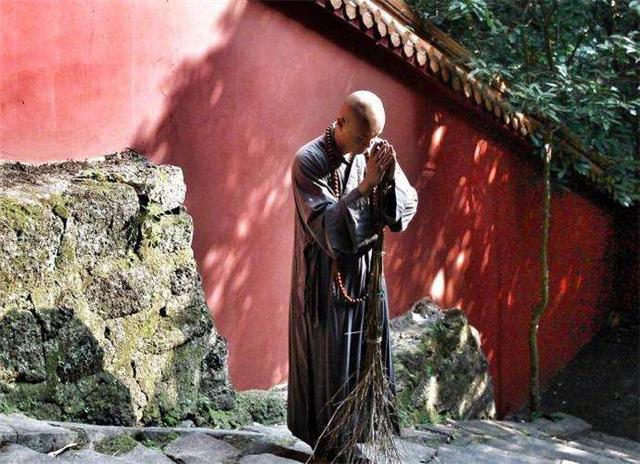乐嘉回应强吻谢娜事件，他感情坎坷，一共有三段婚姻，三个孩子