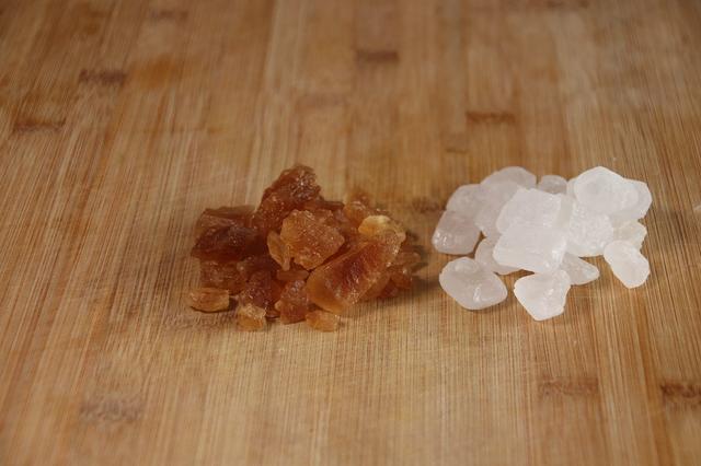 老冰糖和黄冰糖的区别，冰糖是怎样制成的（黄冰糖和白冰糖有什么区别）