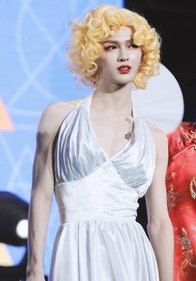 01.朱正廷整体造型看起来很不阳刚