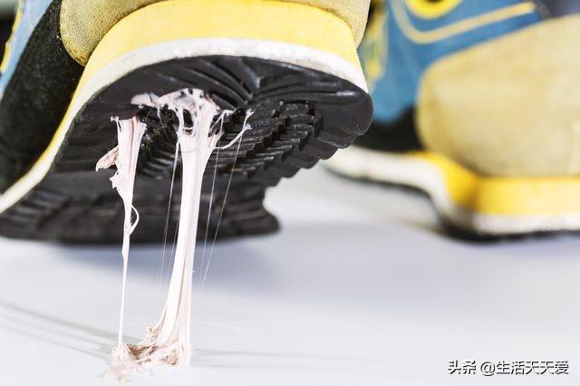 可乐弄到白衣服上能洗掉吗，可乐撒白衣服上能洗掉吗（都可以用可乐来清洁）