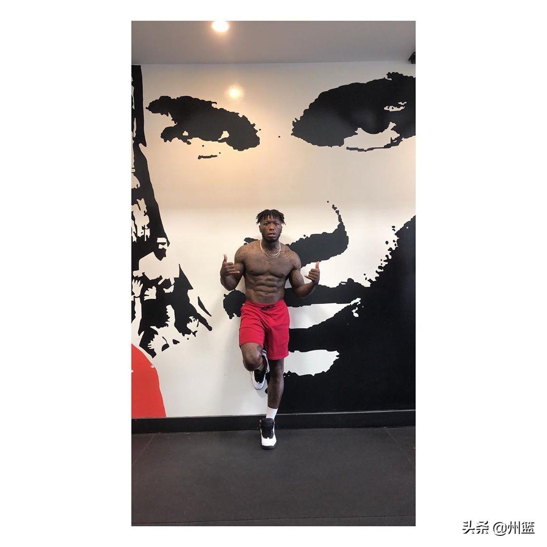 内特罗宾逊的肌肉极其爆炸!就像一枚核弹一样,随时轰下敌人内线!