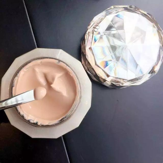 BB霜和气垫BB有什么区别，气垫bb和bb霜的区别（BB霜、气垫、粉底液、素颜霜...这些底妆区别在哪）