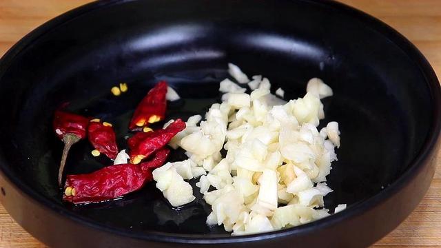 炒藕片怎么炒好吃，炝藕片的做法（很多人第一步就错了）