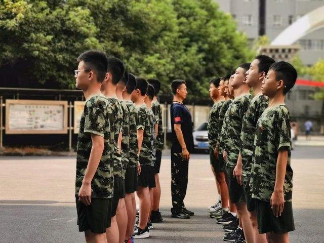 站如松坐如钟行如风卧如弓是什么意思，站如松坐如钟仿写（卧如弓什么意思你知道吗）