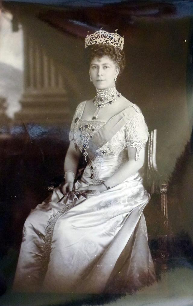 绿宝石项链的寓意，绿宝石戒指寓意（女王厚此薄彼爱它不爱它）