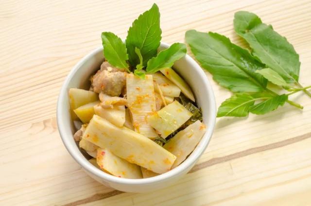 豌豆芽怎么做好吃，豌豆芽蹄花汤的家常做法（春吃芽，营养！鲜嫩！味美！）