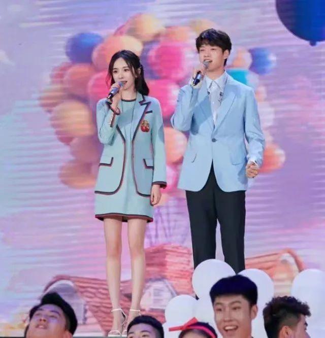 杨幂再曝新恋情，与19岁美国帅哥通宵打游戏，粉丝斥责男方吃软饭