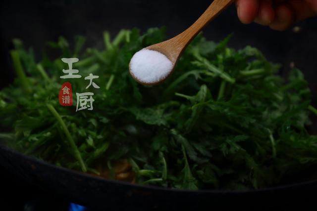 藤蒿和什么一起炒好吃，炒藤蒿怎么做好吃（即营养又美味的茼蒿炒鸡胸肉）