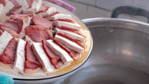 豆腐和腊肉怎么做不辣，上锅一蒸轻松搞定