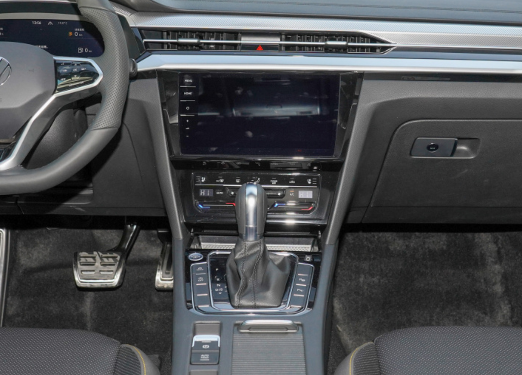 在内饰方面,2021款大众cc采用了大众全新的设计语言,中控的智能化和