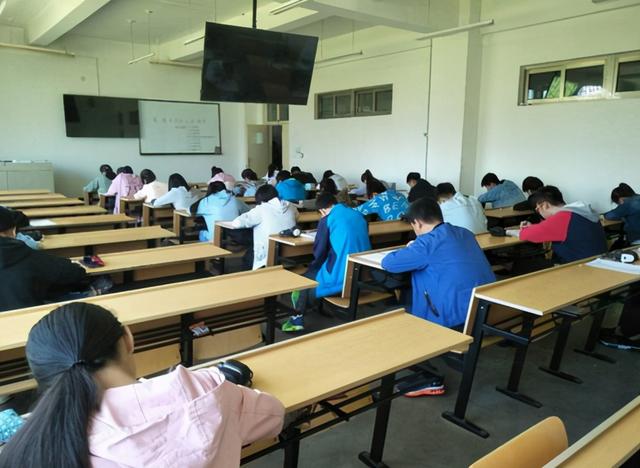 六级多少分过线，英语六级多少分过线（到底是425分还是426分）