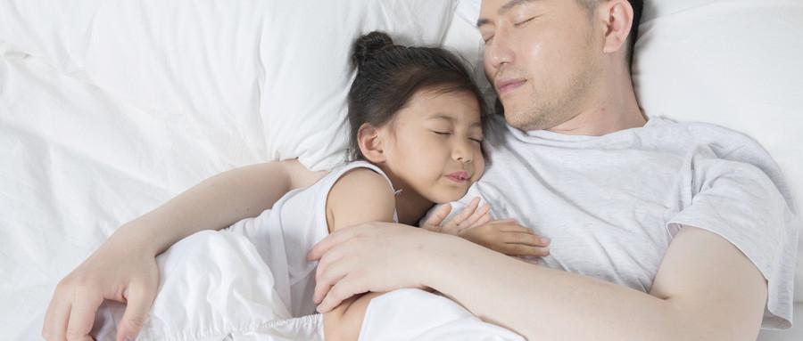 婴儿晚上跟谁睡重要吗，宝宝晚上和谁睡很重要（婴儿一天睡二十个小时，和谁睡）