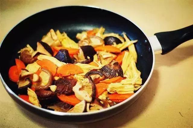 腐竹的做法，夏天学会这14种腐竹的美味做法（烧腐竹的家常做法）