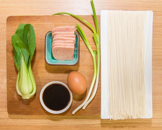 公仔面和方便面的区别，公仔面和方便面的区别是什么（只因它平价却温暖人心）