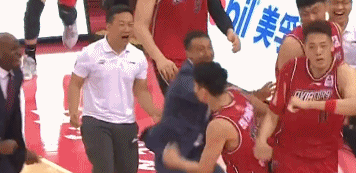 韦德庆祝经典手势，乔丹双手一摊嚣张至极