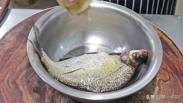怎样做美味的红烧扁鱼，红烧扁鱼怎么做法大全窍门（做出来鲜嫩入味）