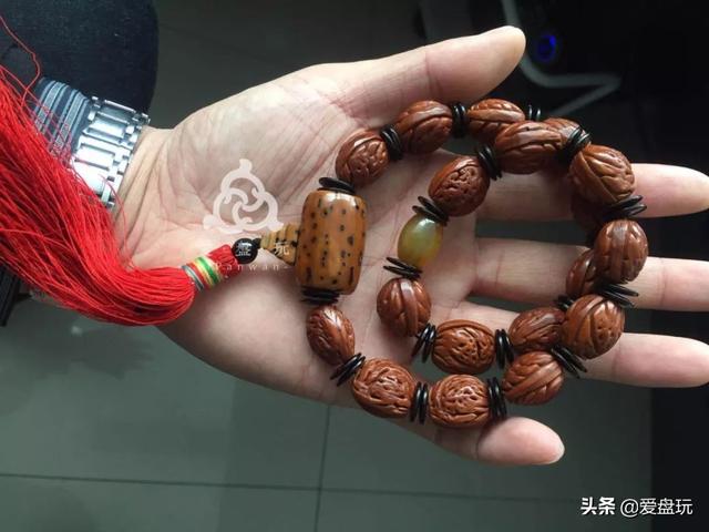 桃核手串什么样的最名贵，什么品种的桃核手串好有价值（这6种“白菜价”手串）