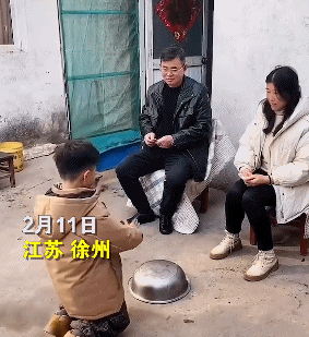 压岁钱是什么意思，梦见给孩子压岁钱是什么意思（对孩子进行金钱教育更有意义）