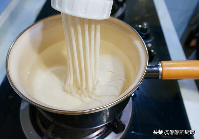 米线是什么做的，米线是什么做的有胶吗（用大米粉自制米线）