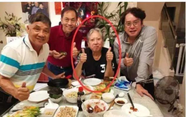洪金宝现状照，合照稳居C位气场足
