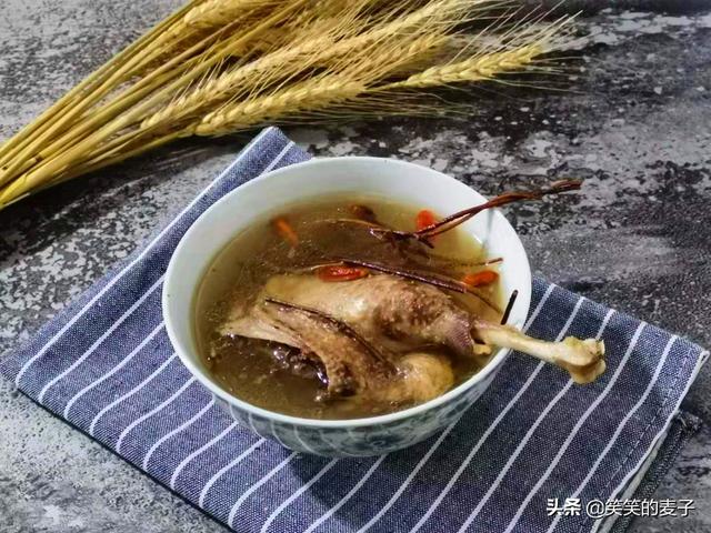 鸡骨草煲汤的做法，鸡骨草配什么煲汤好（炖出来的汤真好喝）