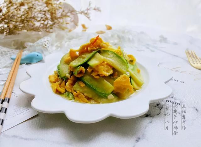 小瓜炒鸡蛋的做法，角瓜炒鸡蛋家常做法（年夜饭必备的家常菜）