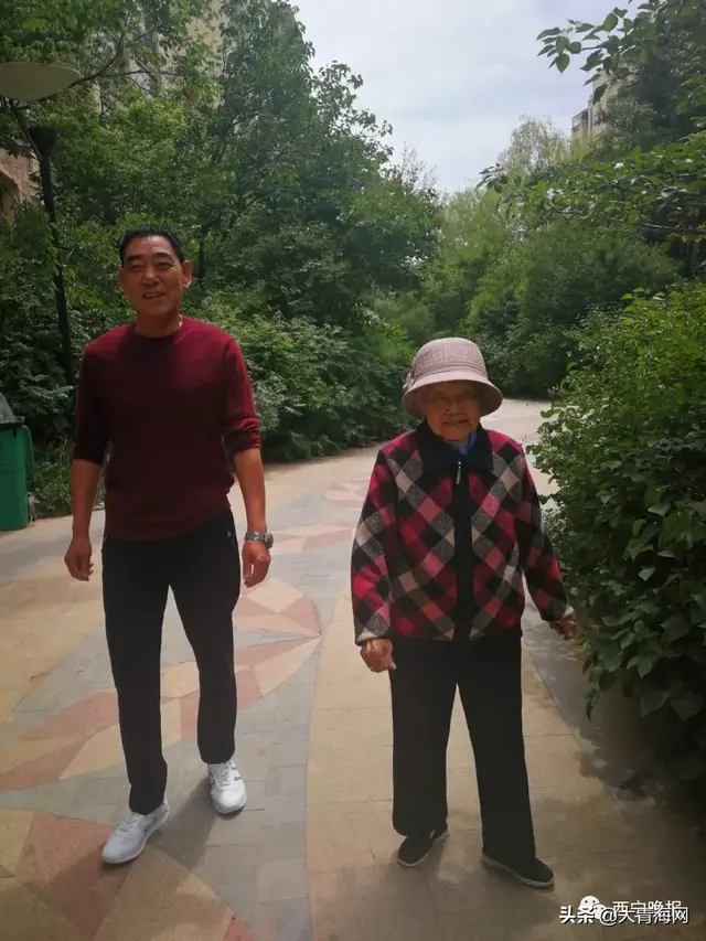71岁儿子给97岁妈妈包饺子，西宁：98岁的妈和71岁的儿