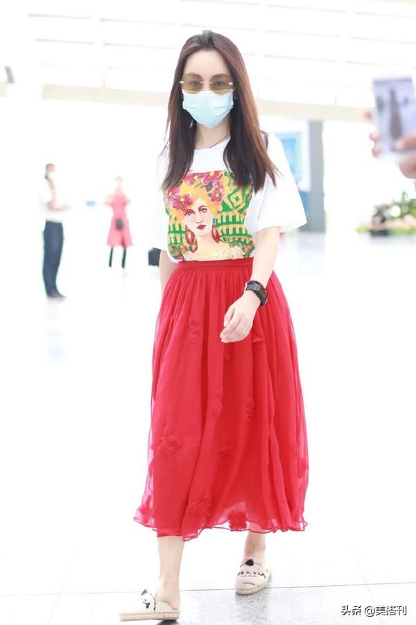 38岁杨蓉终于高调一回，穿红T配红纱裙娇艳妩媚