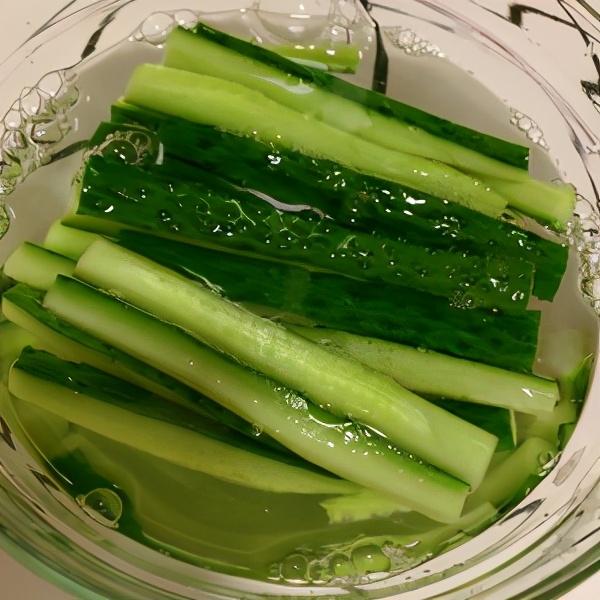 酸辣黄瓜条清脆爽口，<酸脆爽口>吃了停不下来的做法