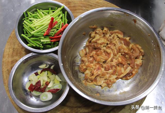 蒜苔炒肉怎么炒好吃，蒜苔炒肉怎么炒才好吃又简单（厨师长教你做蒜苔炒肉片）