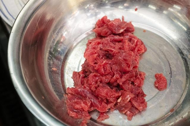 怎样腌制嫩牛肉片，腌制牛肉怎么做才鲜嫩（大厨一招就把牛肉变得又嫩又滑）