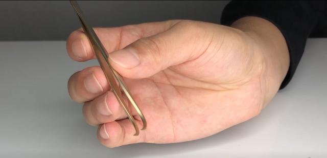 睫毛不翘往下搭原因，睫毛朝下长不卷翘怎么办（嫁接睫毛为什么这么乱）