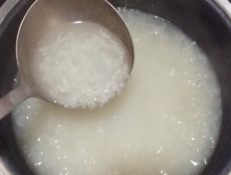 熬白粥水和米的比例(煮比较稠的粥是米和水的比例)