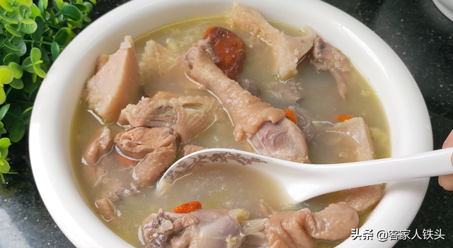 夏季煲汤，夏季煲汤食材有哪些（广东人夏季少不了一锅汤）