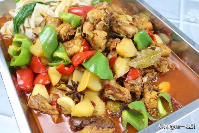 大盘鸡的正宗做法，新疆大盘鸡的正宗做法（厨师长教你大盘鸡正宗做法）