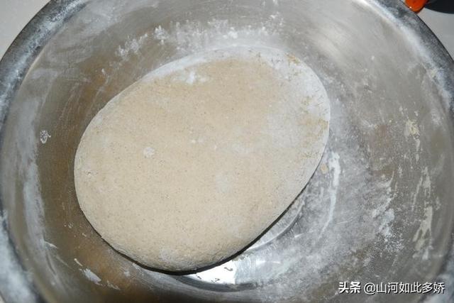 猪肉土豆面哨子的做法，猪肉哨子面的家常做法（荞面圪团儿配猪肉臊子）