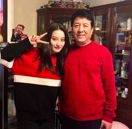六小龄童女儿29岁还未嫁人，照片晒出后，网友：这谁敢娶？