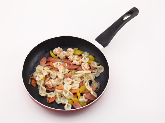 蝴蝶粉是用来干嘛的是什么做的，蝴蝶上的粉是干什么的（杂蔬虾仁蝴蝶粉，好吃有营养）