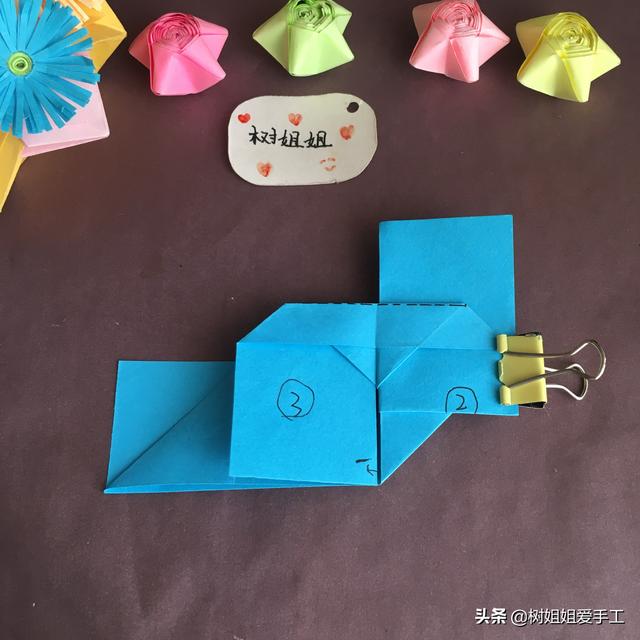 手工折爱心折法，手工折爱心教程（实用折纸：双爱心书签）